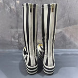 Bottes Gothiques à Rayures Noires et Blanches – Détails Ornés Dorés