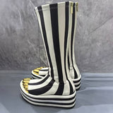 Bottes Gothiques à Rayures Noires et Blanches – Détails Ornés Dorés