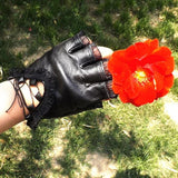 Gotischer Handschuh<br> aus Leder und Spitze