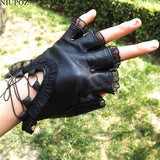 Gotischer Handschuh<br> aus Leder und Spitze