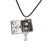 Pendentif Gothique Livre de Sorts Nécromancien