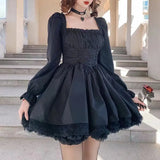 Kleid im Gothic-Lolita-Stil mit Puffärmeln