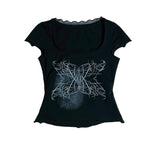 T-shirt Gothique avec Imprimé Créatif et Détail en Dentelle - Antre Gothique
