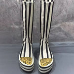 Bottes Gothiques à Rayures Noires et Blanches – Détails Ornés Dorés